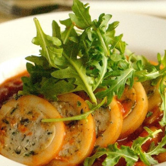 Кальмары, фаршированные курицей и грибами