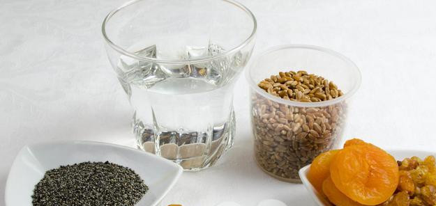 1. Этап. Сочиво в мультиварке: 1. Во все времена православные люди в Сочельник подавали на стол кутью. Эта традиция сохранилась и до сегодняшних дней. Приготовить быстрее сочиво можно в мультиварке по традиционному рецепту.