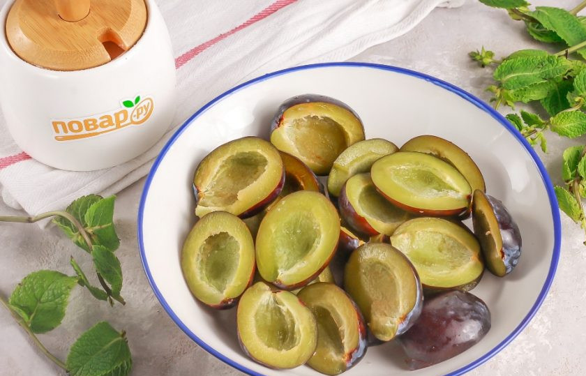 1. Этап. Варенье Слива в шоке: Сливы промойте в воде и располовиньте, удалите косточки.