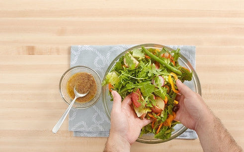 1. Этап. Салат из картофеля и яиц: 6. В миску к салату выкладываю фасоль, маслины, перец, томаты, редис, картофель, рукколу и эстрагон. Заправляю салат приготовленным соусом, хорошенько перемешиваю.