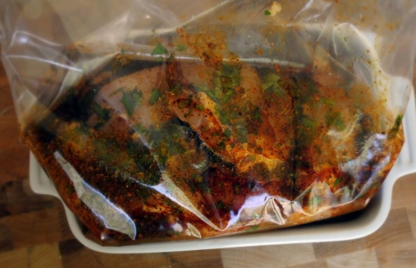 1. Этап. Куриные бедрышки без кости: 3. Перекладываем мясо в пакет или большую миску и заливаем полученной смесью приправ. Ставим его в холодильник на 2 часа, время от времени достаем мясо и перемешиваем, чтобы маринад равномерно распределялся.