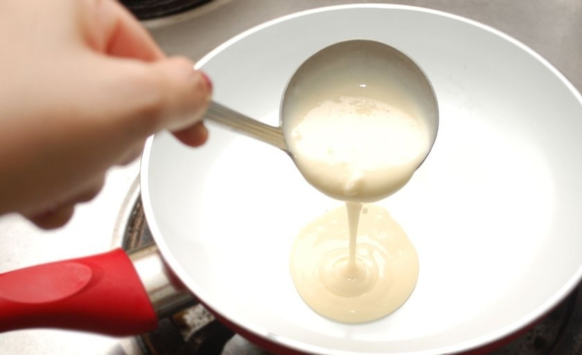 1. Этап. Блинчики с Нутеллой: 7. Разогрейте сковороду с каплей растительного масла, выложите около половника теста.