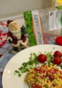 1. Этап. Филе индейки под шубкой: Выкладываем порционно на тарелку и подаем к столу. Это очень вкусно, сочно, нежно и полезно. Всем приятного аппетита и вкусных праздников!