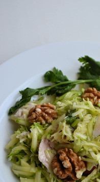 1. Этап. Салат с куриной грудкой: Украсить зеленью по желанию.