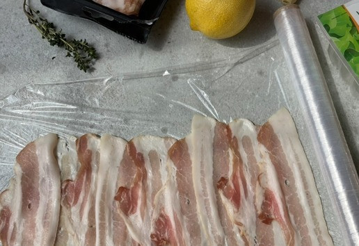 1. Этап. Руладин из индейки под брусничным соусом: Выложите полоски бекона на плёнку.