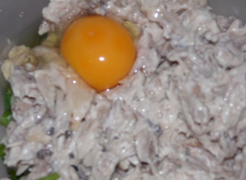 1. Этап. Быстрый киш с зеленым луком и курицей: Куриное мясо мельчим, режем зеленый лук, приправляем все и вмешиваем в фарш 1 куриное яйцо и 4 ст. ложки майонеза.