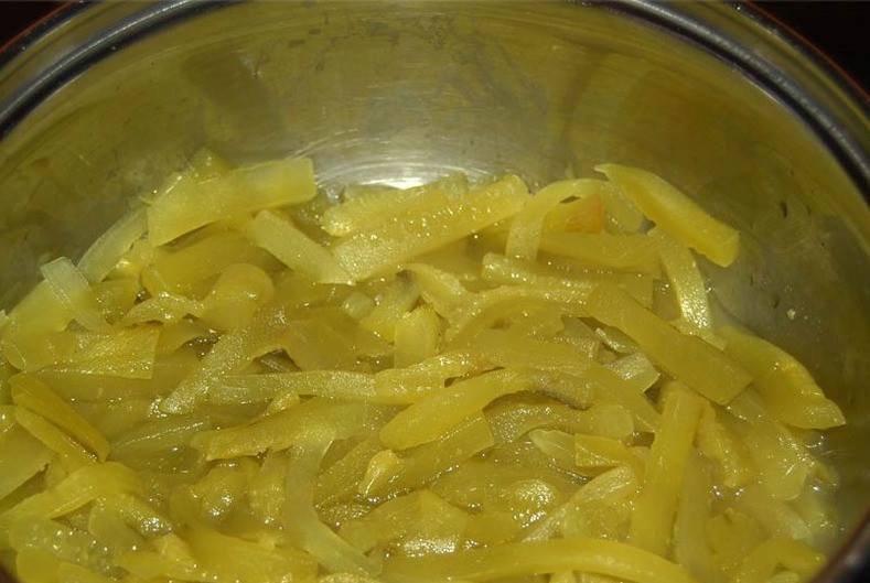 1. Этап. Мясо по-татарски: 12. В отдельной кастрюльке или сковороде слегка припустить огурцы, добавив к ним бульон.