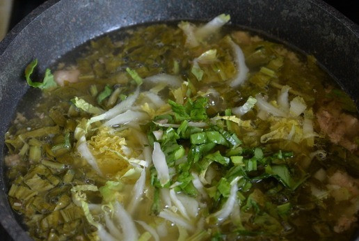 1. Этап. Зелёный борщ Походный: Кладём порезанные пекинку, щавель и крапиву в котелок (кастрюлю). Доводим до кипения и варим 5 минут.