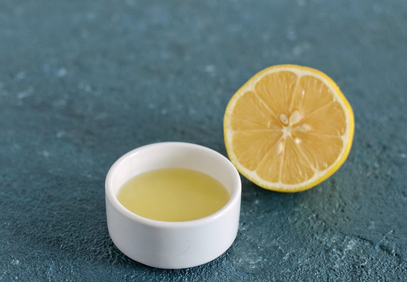 1. Этап. Холодный чай с мятой: Выжмите сок из половины лимона.