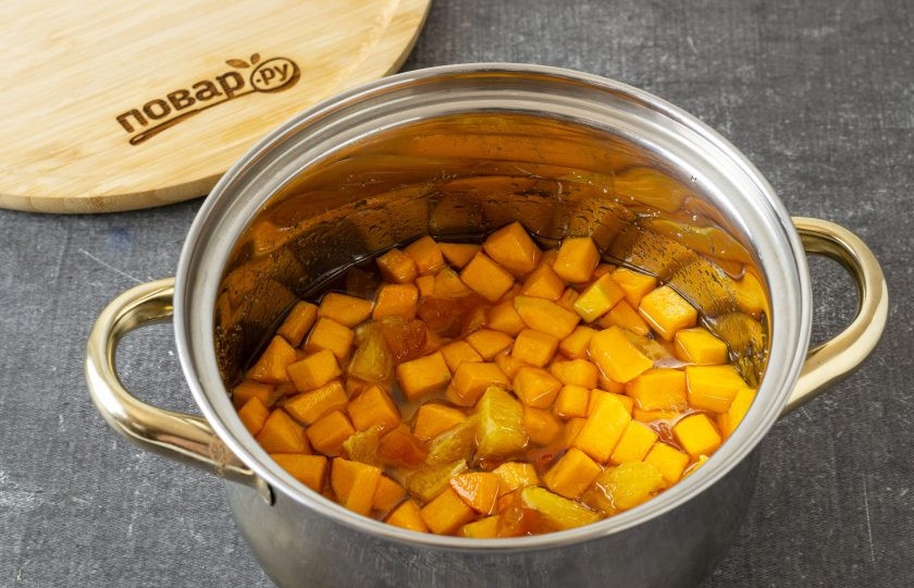 1. Этап. Варенье из тыквы с апельсином и курагой: Когда сахар полностью растворится, поставьте кастрюлю на плиту. Доведите до кипения и варите на медленном огне 45-50 минут. Пенку снимайте ложкой.