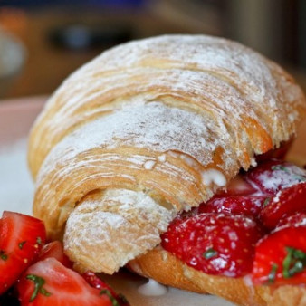 Круассаны с клубникой