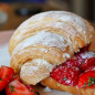 Круассаны с клубникой