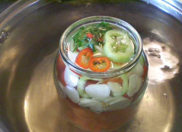 1. Этап. Закатка помидоров в литровые банки: Ставим банку в кипяток. Доводим до кипения, стерилизуем 5 минут и закатываем.