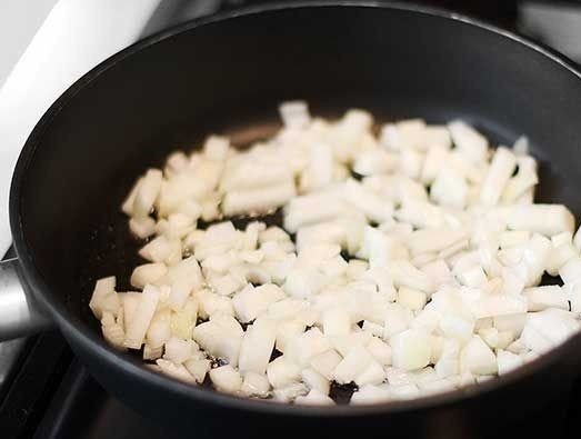 1. Этап. Тефтели под томатным соусом: 6. На сковороде разогреть растительное масло и отправить туда измельченный кубиками репчатый лук. Обжарить на среднем огне.