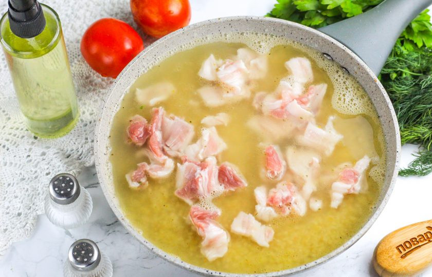 1. Этап. Булгур с беконом: Нарежьте оставшуюся часть бекона ломтиками или кубиками и добавьте в емкость. Томите кашу под крышкой примерно 15-20 минут, время от времени перемешивая.