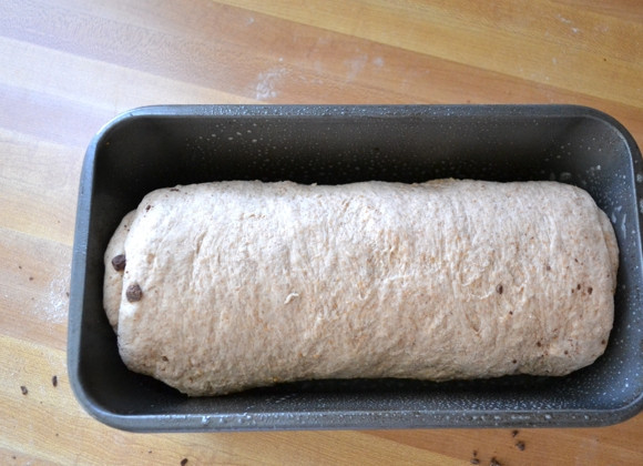 1. Этап. Рулет из хлебного теста с шоколадом: 7. И заверните рулетом. Положите получившийся рулет в смазанную маслом форму для выпекания швом вниз.