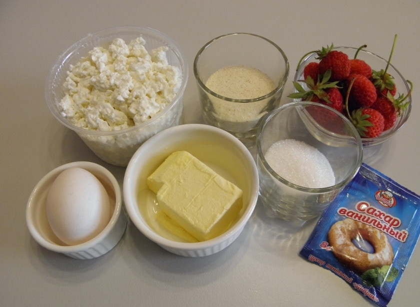 1. Этап. Диетическая творожная запеканка: Приготовьте для запеканки зернистый творог. Если он слишком сухой, то можно добавить еще одно яйцо. Его не нужно перетирать или измельчать, структура этой запеканки не должна быть однородной массой.