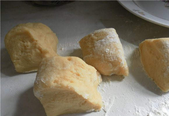 1. Этап. Наполеон на сковороде: 1. Смешать сметану с яйцом, добавить сахар, стакан муки, соду, замесить до однородности. После этого понемногу всыпайте еще муку, пока консистенция теста не станет эластичной (у меня ушел еще один стакан). Делим тесто на 6-8 одинаковых кусочков.