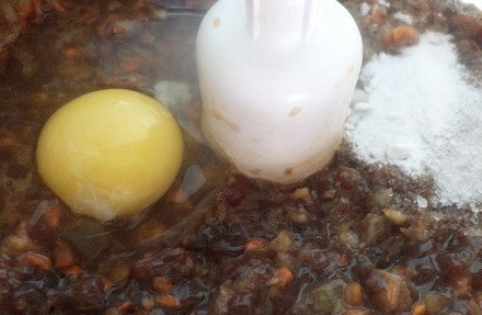 1. Этап. Котлеты из печени говядины: Затем добавьте соль и яйцо. Перемешайте.