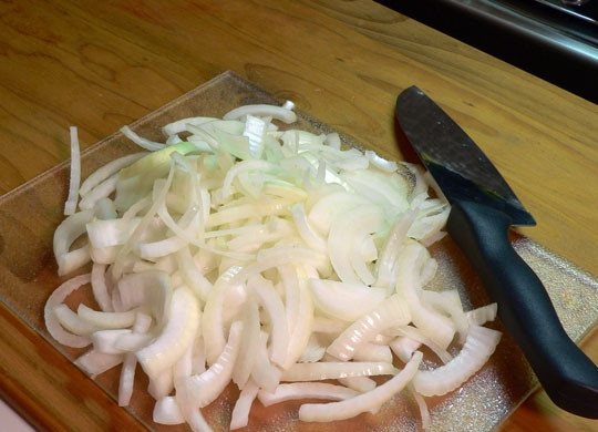 1. Этап. Жареная печень: Очистите и нарежьте лук полукольцами.