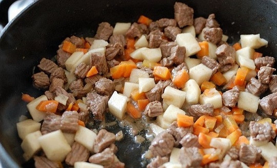 1. Этап. Говядина, тушеная с редькой: 5. Следом отправьте в сковороду редьку. Ее предварительно нужно промыть под проточной водой и обсушить. Томите минуты 3-4, помешивая.