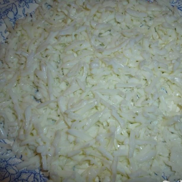 1. Этап. Торт Салатный: 1 слой) Возьмем белки от яиц и натрем их на терке. Обязательно на весу тереть! Чтобы слои были пышными.