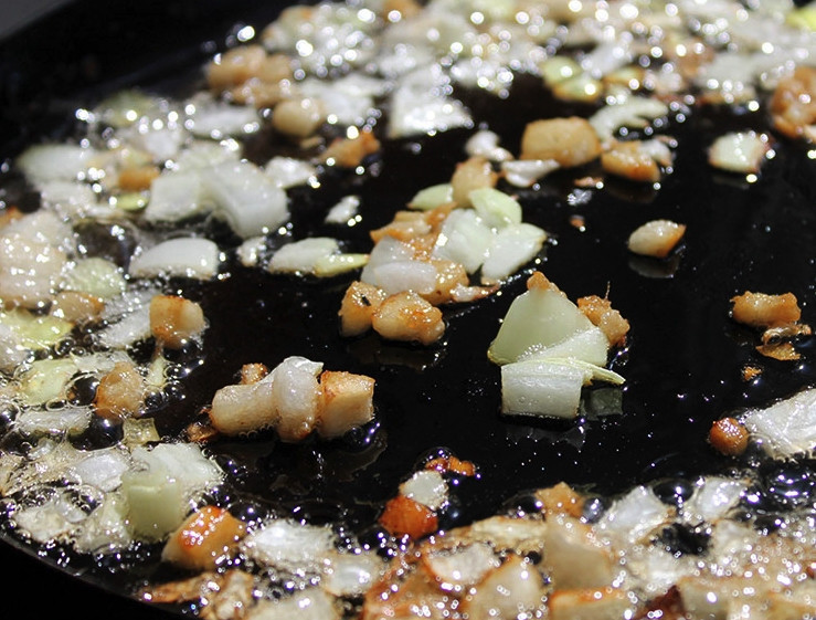 1. Этап. Картофельное пюре с жареным луком: Репчатый лук очистите от шелухи. Нарежьте его мелкими кусочками. Чтобы от лука не слезились глаза, обдавайте нож холодной водой. Нарезанный лук обжарьте в сковороде на растительном масле до богатого золотистого цвета.