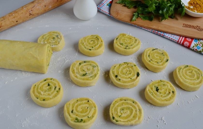 1. Этап. Алу патры: Присыпьте стол мукой. Острым ножом (я окунала его периодически в воду) нарежьте рулет на кусочки толщиной не более 1 см.