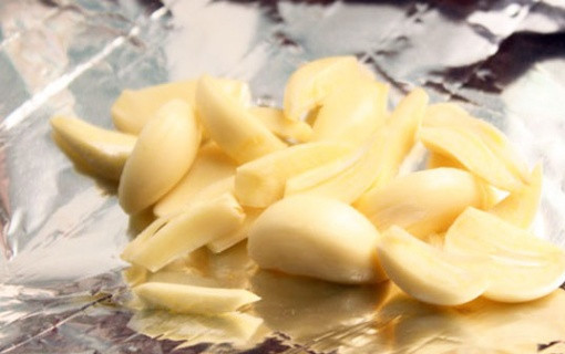 1. Этап. Шейка в духовке в фольге: 3. Основным и неотъемлемым ингредиентом можно считать чеснок. Благодаря ему мясо получается удивительно ароматным. Чеснок нужно очистить и нарезать на 4-6 частей каждый зубчик. В прорезанные отверстия поместить кусочки чеснока.