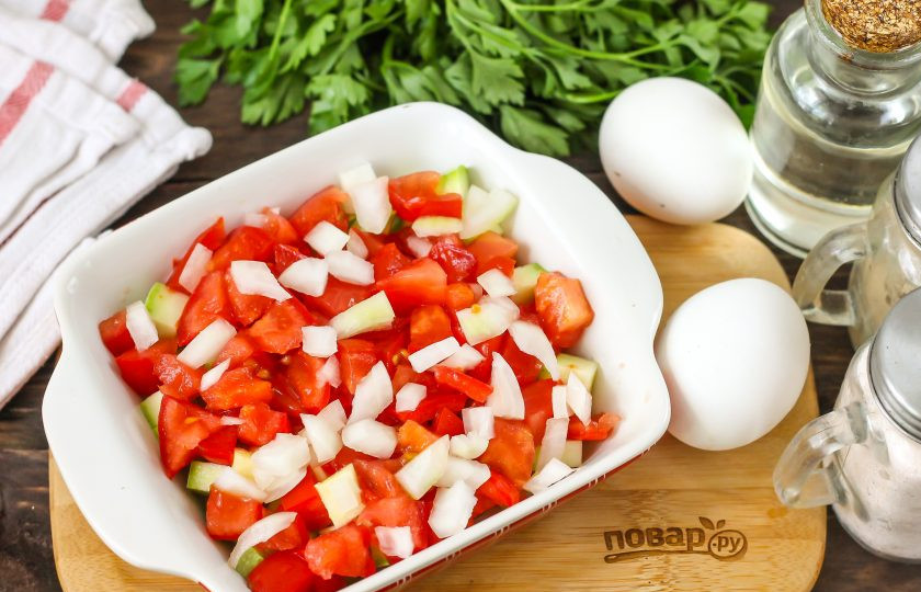 1. Этап. Овощная запеканка в микроволновке: Точно так же поступите и с репчатым луком. По желанию его можно заменить зеленым или луком-пореем. Поместите емкость в микроволновку на 3-4 минуты, накрыв специальной крышкой от брызг, чтобы нарезки потушились.