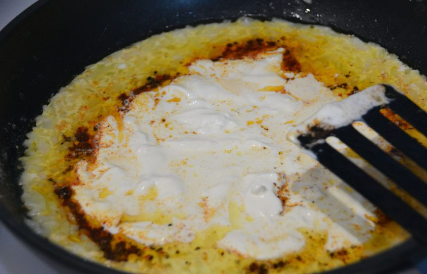 1. Этап. Говядина в перечном соусе: Влейте сливки и продолжайте тушить до загустения на небольшом огне.