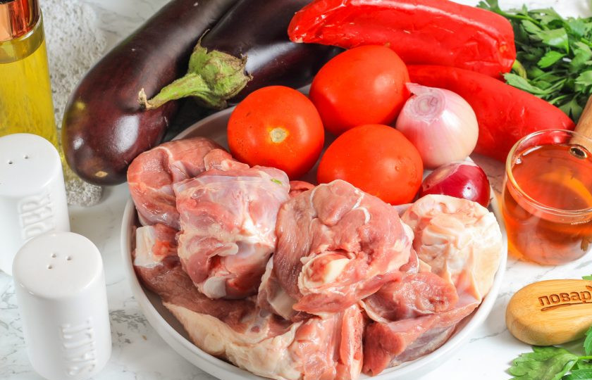 1. Этап. Хашлама с баклажанами: Подготовьте указанные ингредиенты. Баранину промойте, нарежьте порционными кусками и срежьте жилы, пленки.