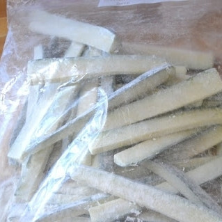 1. Этап. Цуккини фри: Выкладываем цуккини в полиэтиленовый пакет, туда же засыпаем муку и соль. Хорошенько перемешиваем и отставляем.