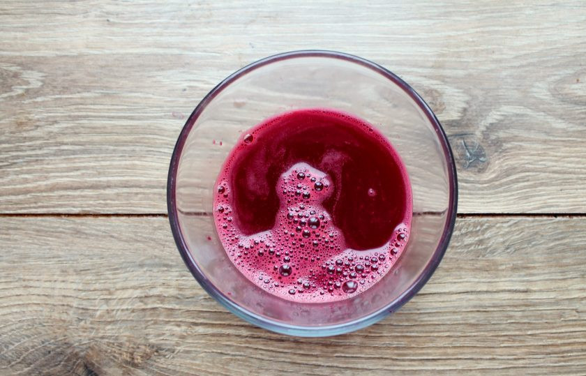 1. Этап. Свекольно-морковный сок с яблоком и сельдереем: При помощи соковыжималки отожмите сок из овощей и яблока, добавляя их вперемешку.