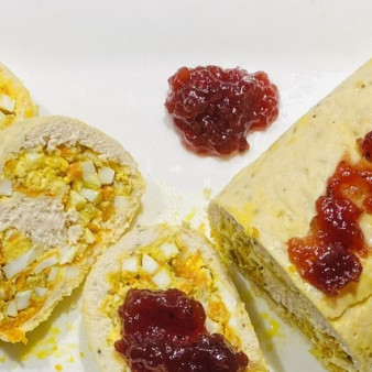 Рулет из фарша индейки с овощами и яйцами