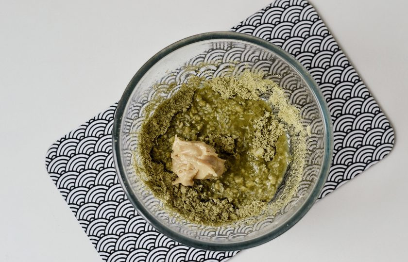 1. Этап. Конфеты с матча: Добавьте растопленное кокосовое масло и ореховую пасту. Взбейте блендером до однородной массы.