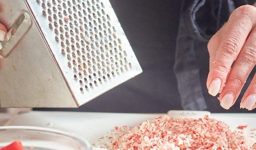 1. Этап. Звездочки с сыром: Для начинки натереть крабовые палочки на мелкой терке.