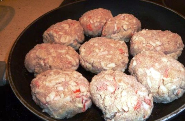 1. Этап. Котлеты куриные с крабовыми палочками: Сформируйте из фарша котлеты, обваляйте их в сухарях и обжарьте с двух сторон на сковороде.