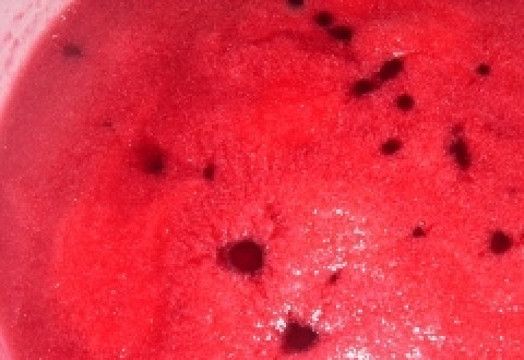 1. Этап. Варенье-желе из красной смородины: 3. В широкую кастрюлю вливаем полученный сок и отправляем на огонь. Добавляем сахар и варим пятнадцать минут на среднем огне, после чего убавляем огонь до минимума и варим до выпаривания на треть.