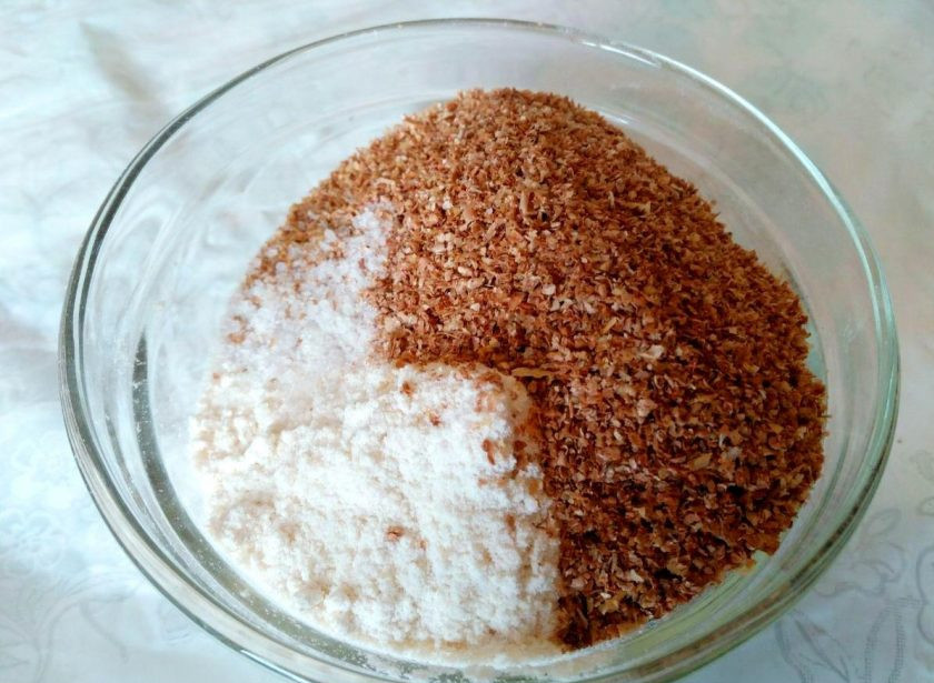 1. Этап. Кабачковые наггетсы в духовке: Подготовьте панировочную смесь из оставшейся муки (30-50 грамм в зависимости от количества кабачков), отрубей и щепотки соли.