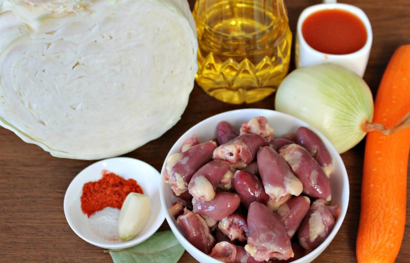 1. Этап. Капуста тушеная с куриными сердечками: Подготовим ингредиенты.