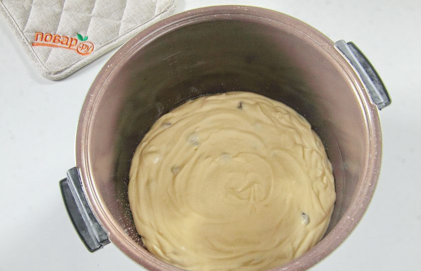 1. Этап. Кекс в мультиварке: 7. Перемешайте и вылейте тесто в смазанную маслом чашу мультиварки. Дно и бока присыпьте манкой или мукой.