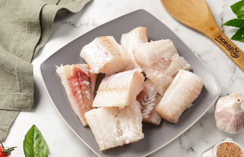 1. Этап. Треска, запеченная под соусом: Рыбу разделайте на филе и нарежьте небольшими кусками.