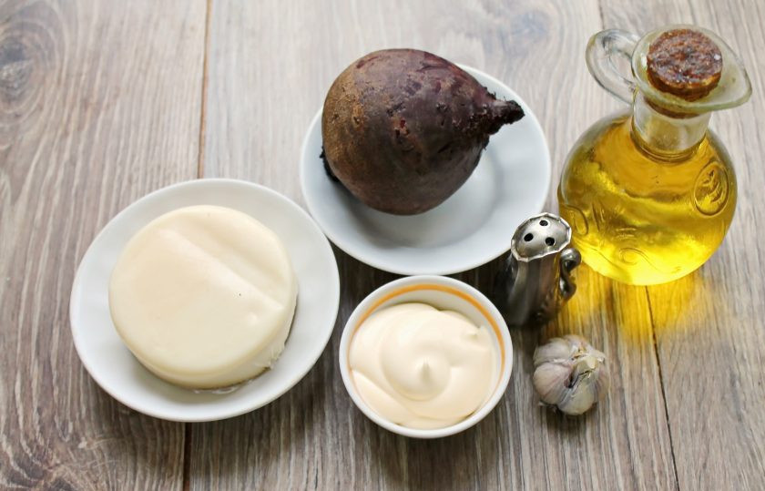 1. Этап. Салат с жареным сыром и свеклой: Подготовьте все необходимые ингредиенты для приготовления салата с жареным сыром и свеклой.