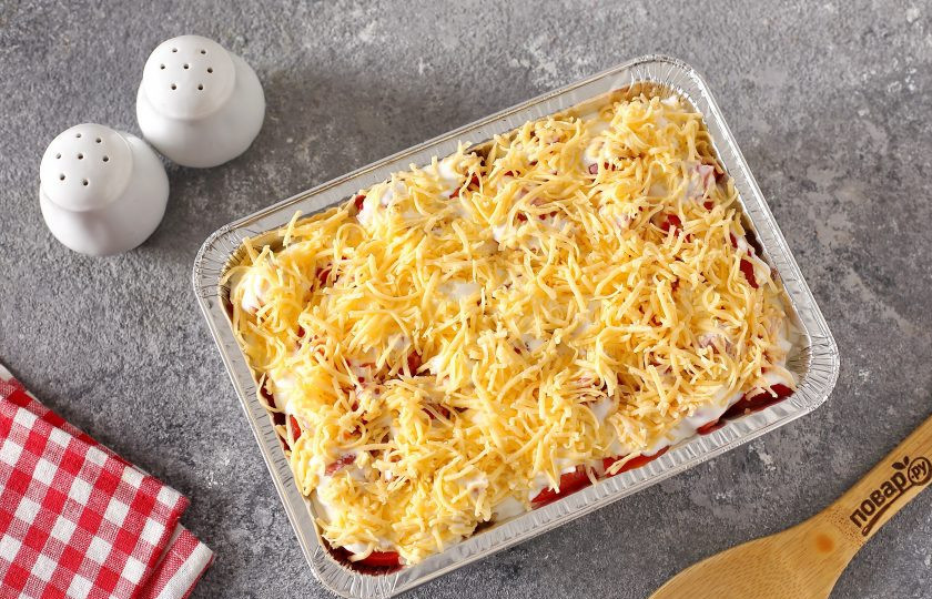 1. Этап. Горбуша с баклажанами: Соедините сметану с майонезом и полейте все сверху готовым соусом. Затем посыпьте верх тертым сыром. Запекайте в духовке при температуре 180 градусов в течение 30 минут.