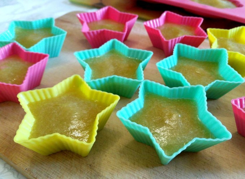 1. Этап. Мармелад из ревеня: Проварите получившуюся смесь в течение 2 минут, перемешивая её. Снимите ковш с огня и быстро разлейте мармеладную массу по формочкам, оставьте при комнатной температуре на 2-3 часа (в зависимости от объёма формочек) для застывания.