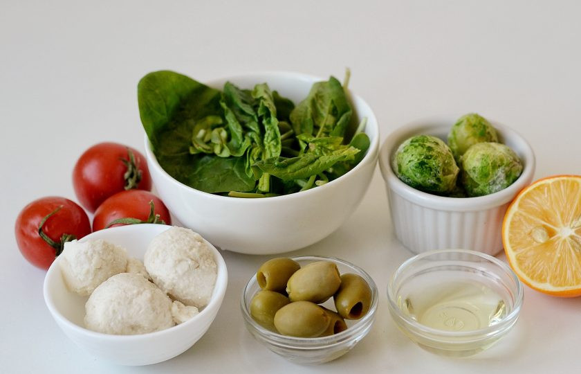 1. Этап. Салат с брюссельской капустой и помидорами: Подготовьте все ингредиенты.