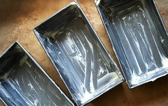 1. Этап. Лимонно-творожный кекс: 2. Сливочным маслом как следует смажьте жаропрочные формы (или форму).