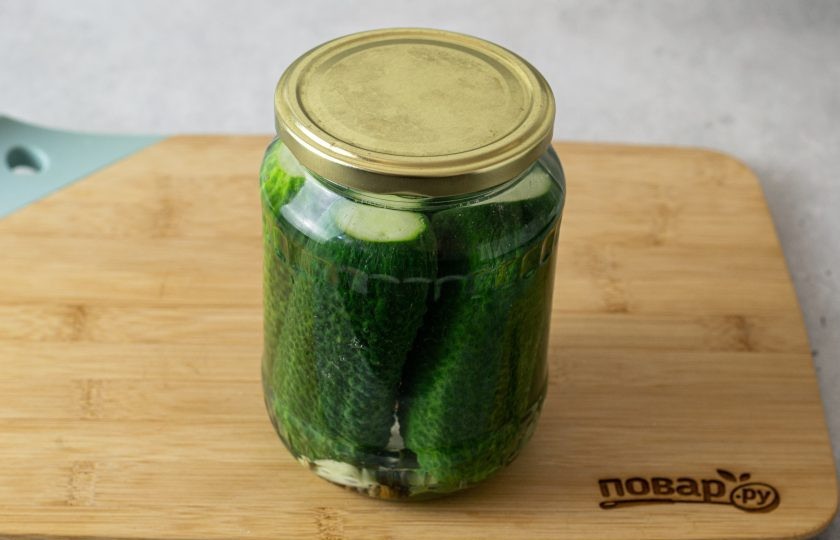 1. Этап. Консервированные огурцы с уксусом: Затем заполните банку огурцами. Вскипятите воду и влейте в банку. Прикройте крышкой и оставьте на 15 минут.