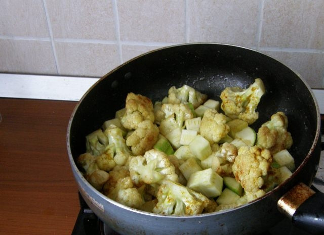 1. Этап. Цветная капуста жареная в сметане: Перемешиваем все ингредиенты и продолжаем жарить под закрытой крышкой до готовности капусты. Она не должна разваливаться, но и хрустеть тоже не должна.